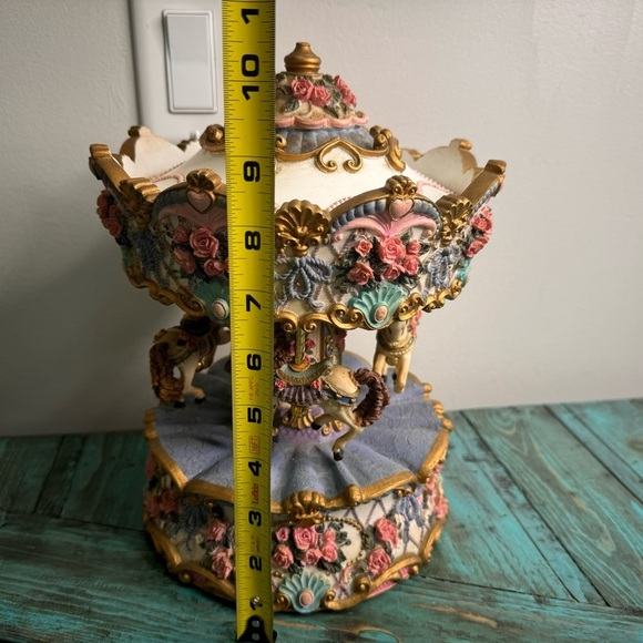 Vintage Carlton Cards Horses Carousel Not Musical Not Working - Picture 2 of 16